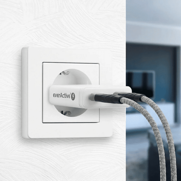 Настенное зарядное устройство everActive GaN SUPER SLIM SC-460Q с портами USB QC3.0 и USB-C PD мощностью 45 Вт.