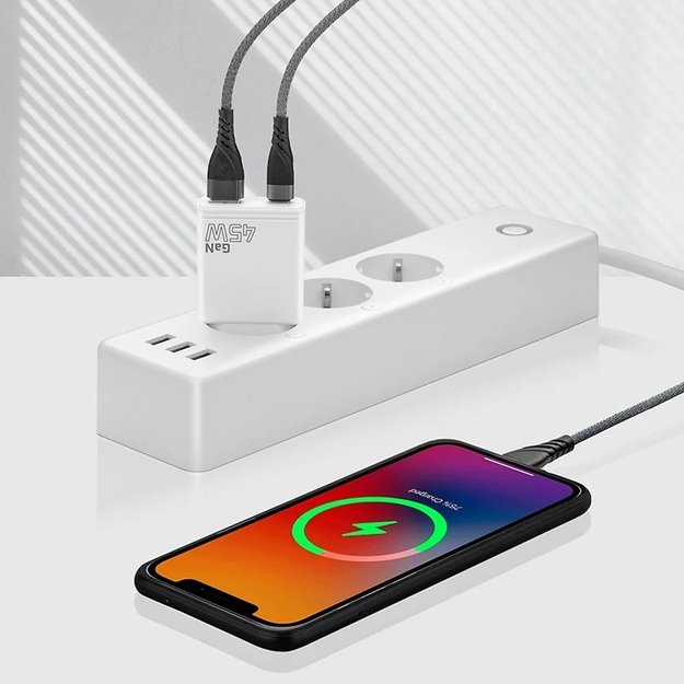 Настенное зарядное устройство everActive GaN SUPER SLIM SC-460Q с портами USB QC3.0 и USB-C PD мощностью 45 Вт.