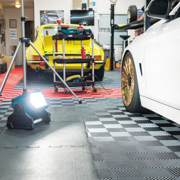 MAKITA DML809 rechargeable LED floodlight