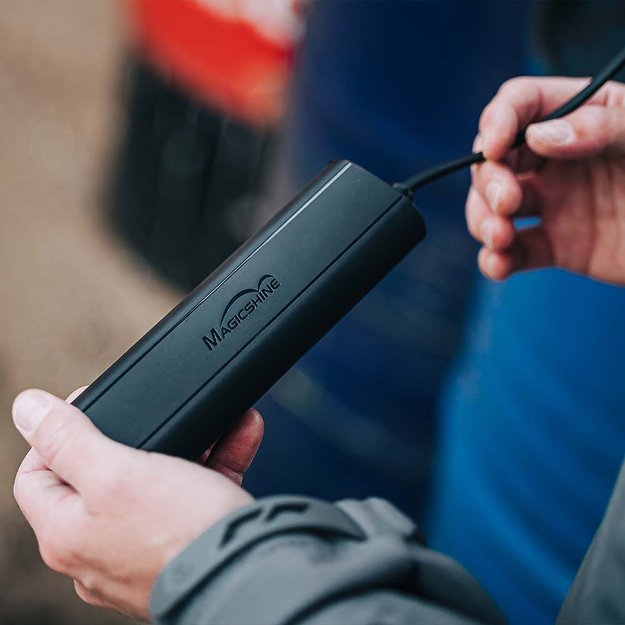 MagicShine MJ-6118 Flashlight with external battery 7,2V, 10Ah with USB connector