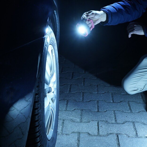 Tiross pastatomas darbinis žibintuvėlis su magnetu TS-1906