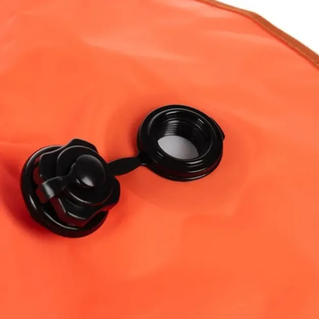 Надувной плавательный и сигнальный буй с сухим карманом
