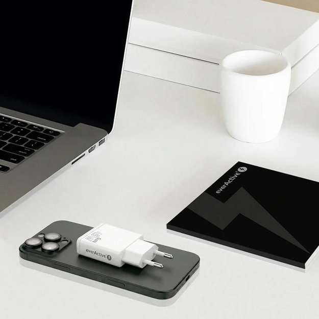 Настенное зарядное устройство everActive GaN SUPER SLIM SC-465Q с двумя портами USB-C PD мощностью 45 Вт.