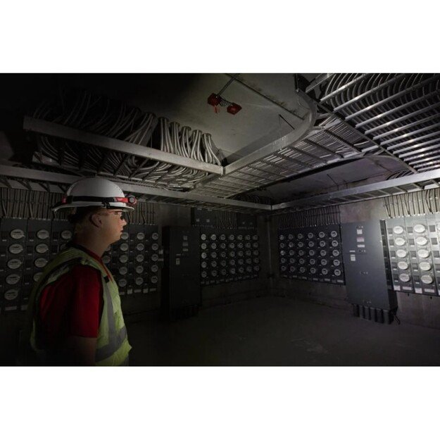 MILWAUKEE L4 HL2-301 USB аккумуляторный налобный фонарь