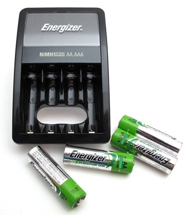 Energizer Maxi charger + 4 x R6/AA 2000 mAh batteries